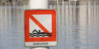 Schwimmen verboten Schild am Baggersee