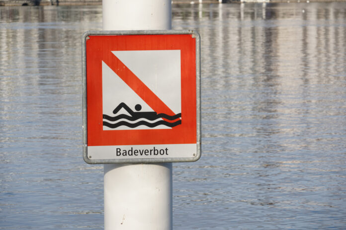 Schwimmen verboten Schild am Baggersee
