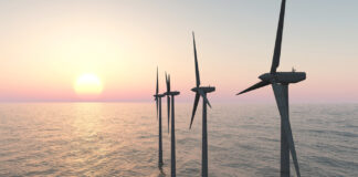 Ein Windpark vor der deutschen Küste im Sonnenuntergang