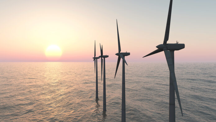 Ein Windpark vor der deutschen Küste im Sonnenuntergang