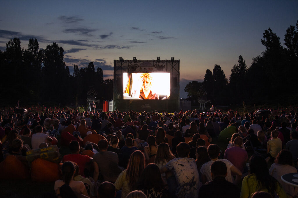 Im Sommer finden vor dem Schloss Gottesaue Open Air Kino Veranstaltungen statt.