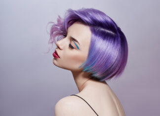 Zu den absoluten Haarfarbentrends 2023 gehört digital lavender, eine eher gewagte Farbe.