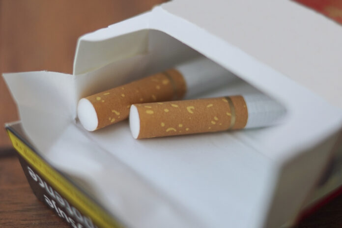 Zwei Zigaretten in einer Zigarettenschachtel.