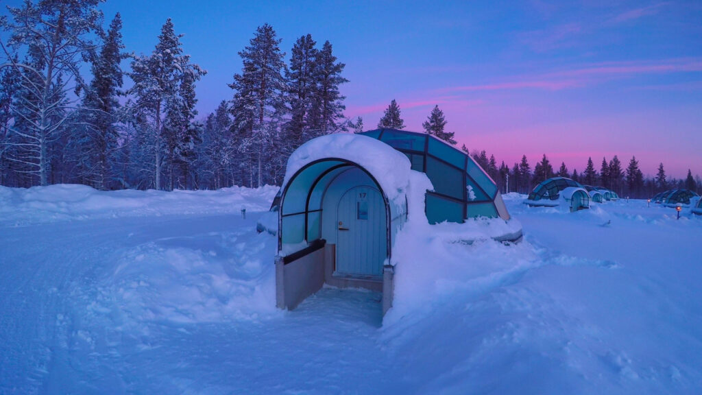 Tiny House Urlaub in Finnland kann man beispielsweise in kleinen Luxus Iglus machen.