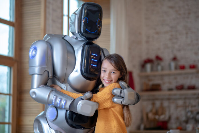 Ein Roboter umarmt ein lächelndes Kind