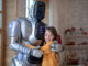 Ein Roboter umarmt ein lächelndes Kind