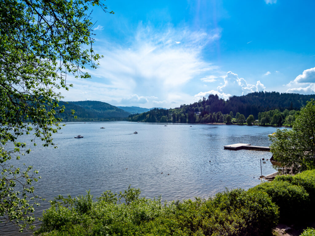 Zu den schönsten Campingplätzen am Wasser gehört in Deutschland auf jeden Fall der Weiherhof am Titisee. 