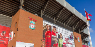 Das Anfield Stadium in Liverpool in der Frontansicht