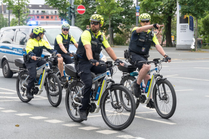 Vier Polizeibeamte auf dem Fahrrad bei einer Verkehrskontrolle