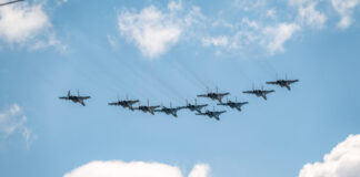 Mehrere Kampfjets fliegen am Himmel in einer Formation