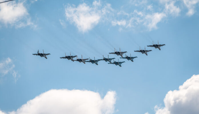 Mehrere Kampfjets fliegen am Himmel in einer Formation