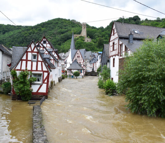 Ein Dorf steht im Hochwasser und erleidet Überflutungen