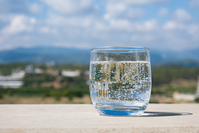 Ein Wasserglas mit Mineralwasser.