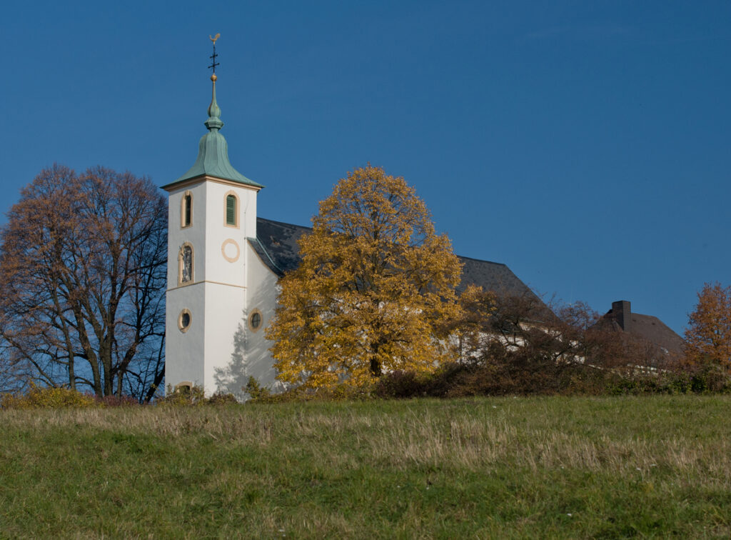 Zu den schönsten Aussichtspunkten in Karlsruhe und Umgebung gehört auch der Michaelsberg mit seiner kleinen weißen Kapelle.