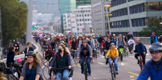 Viele Fahrradfahrer fahren durch die Stadt auf einer Straße