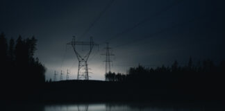 Hochspannungsleitung in der Nacht erinnern an Stromausfall
