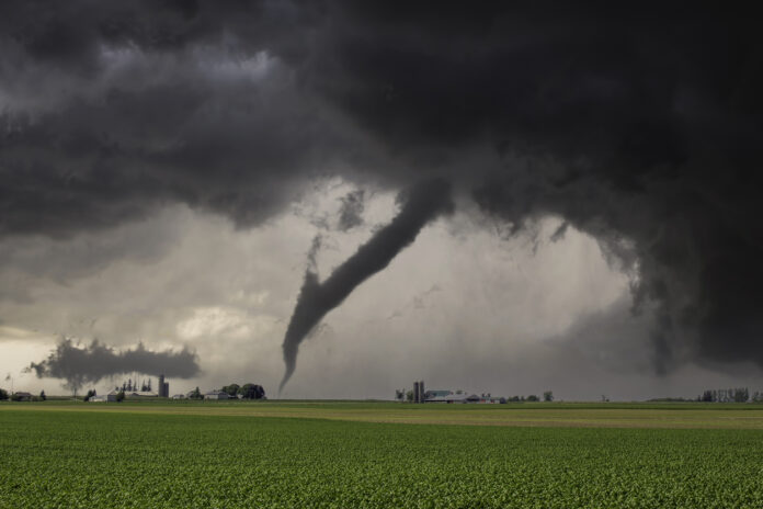 Ein Tornado fegt über ein Feld.