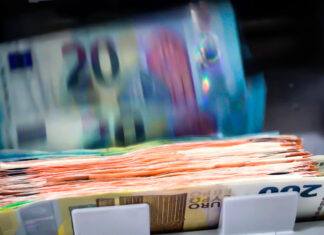 Banknoten in einem Sortierfach.