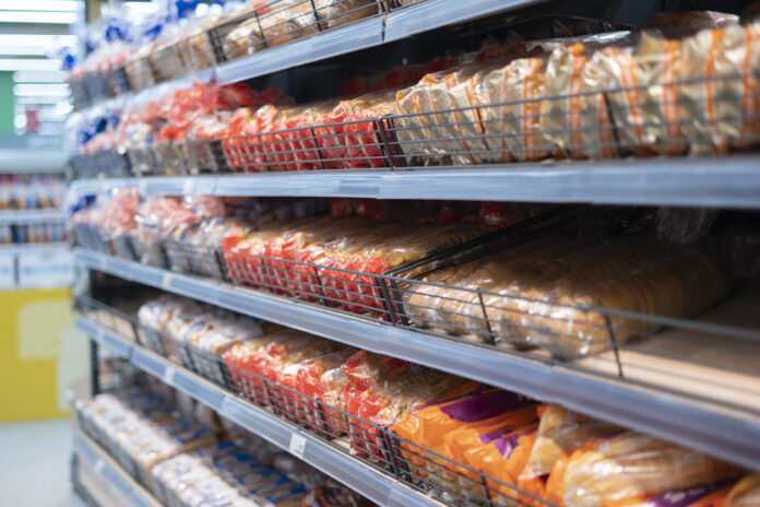 Supermarktregal voller Brot.