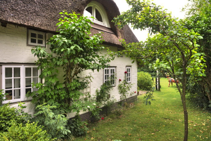 Ein Landhaus umgeben von grüner Natur.