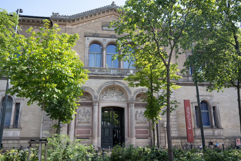 Neben dem Staatlichen Museum für Naturkunde befindet sich auch die Staatliche Kunsthalle im Stadtteil West.