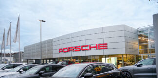 Der Blick auf ein Porsche Center.