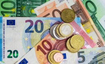 Euro-Banknoten und -Münzen, die übereinander liegen