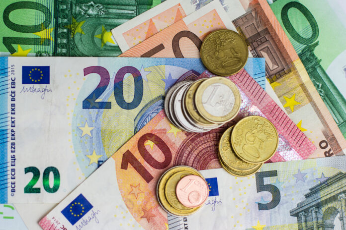 Euro-Banknoten und -Münzen, die übereinander liegen
