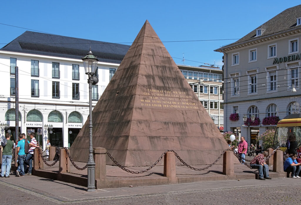 Pyramide über dem Grab von Marktgraf Karl Wilhelm von Baden-Durlach