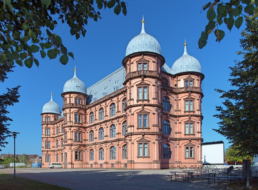 Seit 1989 beherbergt das Schloss Gottesaue die Hochschule für Musik Karlsruhe.