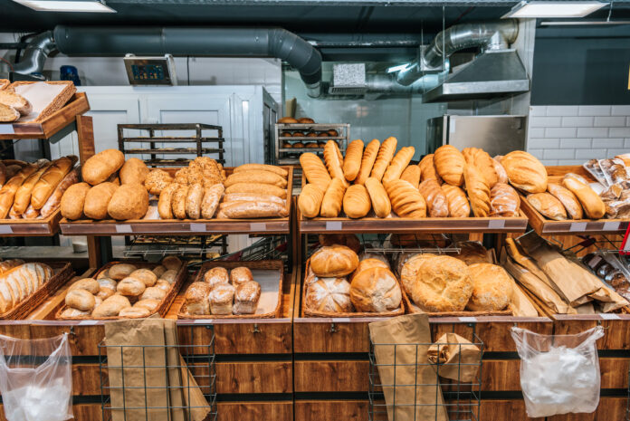 Frisch gebackenes Brot in einer Auslage im Supermarkt. Eine Bäckereikette ist pleite und muss etliche Standorte schließen.