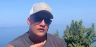 Pietro Lombardi ist im Urlaub. Er schaut direkt in die Kamera, trägt eine Sonnenbrille und seine typische Kappe. Mit einem Finger zeigt er direkt auf den Fotografen. Es ist ein Schnappschuss für die sozialen Medien.