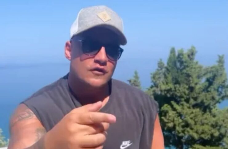 Pietro Lombardi ist im Urlaub. Er schaut direkt in die Kamera, trägt eine Sonnenbrille und seine typische Kappe. Mit einem Finger zeigt er direkt auf den Fotografen. Es ist ein Schnappschuss für die sozialen Medien.