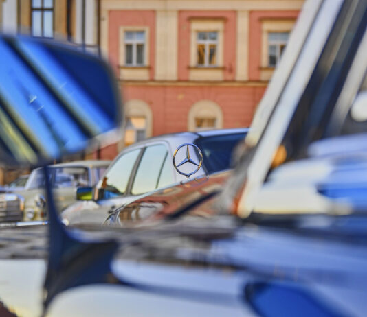 Zwischen allen Autos auf der Straße ist der Fokus auf den Mercedes-Stern gelegt.