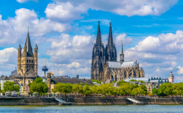 Köln, eine der ältesten und historisch reichsten Städte in Deutschland, ist bekannt für seine beeindruckende Architektur und seine lebendige Kultur. Die Stadt wurde im Jahr 38 v. Chr. als Oppidum Ubiorum gegründet und später in Colonia Claudia Ara Agrippinensium umbenannt, was letztendlich zur heutigen Bezeichnung "Köln" führte.