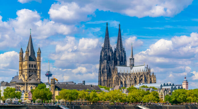 Köln, eine der ältesten und historisch reichsten Städte in Deutschland, ist bekannt für seine beeindruckende Architektur und seine lebendige Kultur. Die Stadt wurde im Jahr 38 v. Chr. als Oppidum Ubiorum gegründet und später in Colonia Claudia Ara Agrippinensium umbenannt, was letztendlich zur heutigen Bezeichnung "Köln" führte.