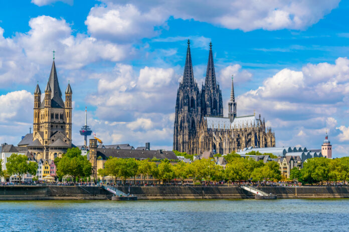 Köln, eine der ältesten und historisch reichsten Städte in Deutschland, ist bekannt für seine beeindruckende Architektur und seine lebendige Kultur. Die Stadt wurde im Jahr 38 v. Chr. als Oppidum Ubiorum gegründet und später in Colonia Claudia Ara Agrippinensium umbenannt, was letztendlich zur heutigen Bezeichnung 