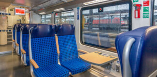 Blaue Sitzplätze im Innenraum eines Zuges der Deutschen Bahn