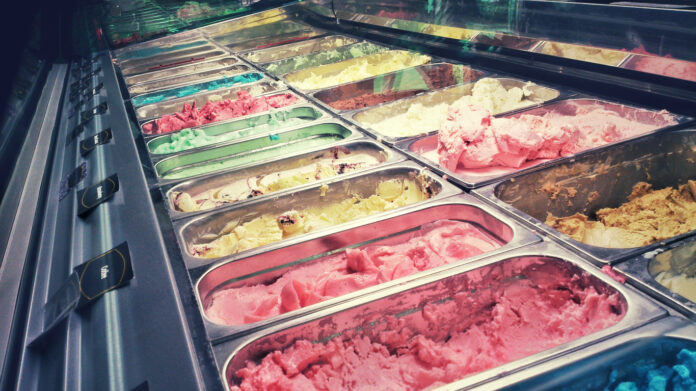 Die Auslage in einem Eiscafe mit verschiedenen Eissorten für den Straßenverkauf