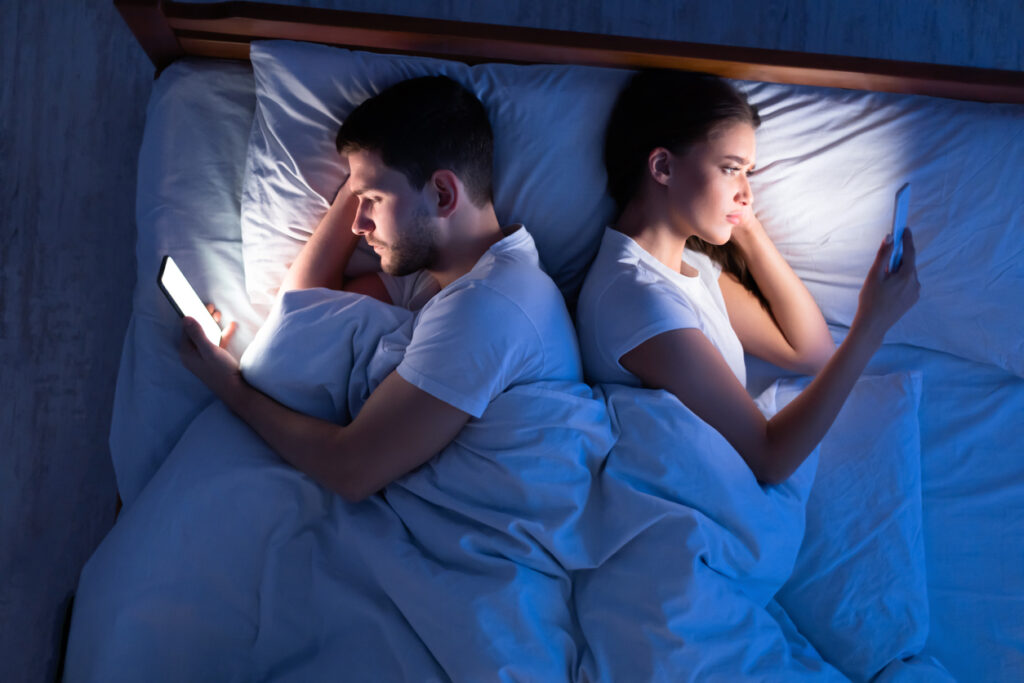 Bildschirmzeit begrenzen: Blaues Licht von Bildschirmen (Computer, Handy, TV) kann die Melatoninproduktion (Schlafhormon) stören. Versuchen Sie, Bildschirme eine Stunde vor dem Schlafengehen auszuschalten, um einen gesunden Schlaf zu fördern.