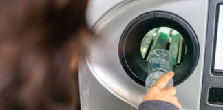 Eine Frau steckt eine Pfandflasche in den Automaten. Nachdem Anfang des Jahres Flaschen mit Milchprodukten ins Pfandsystem Einzug gefunden haben, soll es bei Kaufland nun eine weitere neue Pfandregel geben.