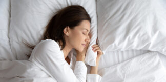 Regelmäßiger Schlafplan: Versuchen Sie, jeden Tag zur gleichen Zeit ins Bett zu gehen und aufzustehen. Dies kann helfen, Ihren Körper auf einen regelmäßigen Schlafzyklus einzustellen.
