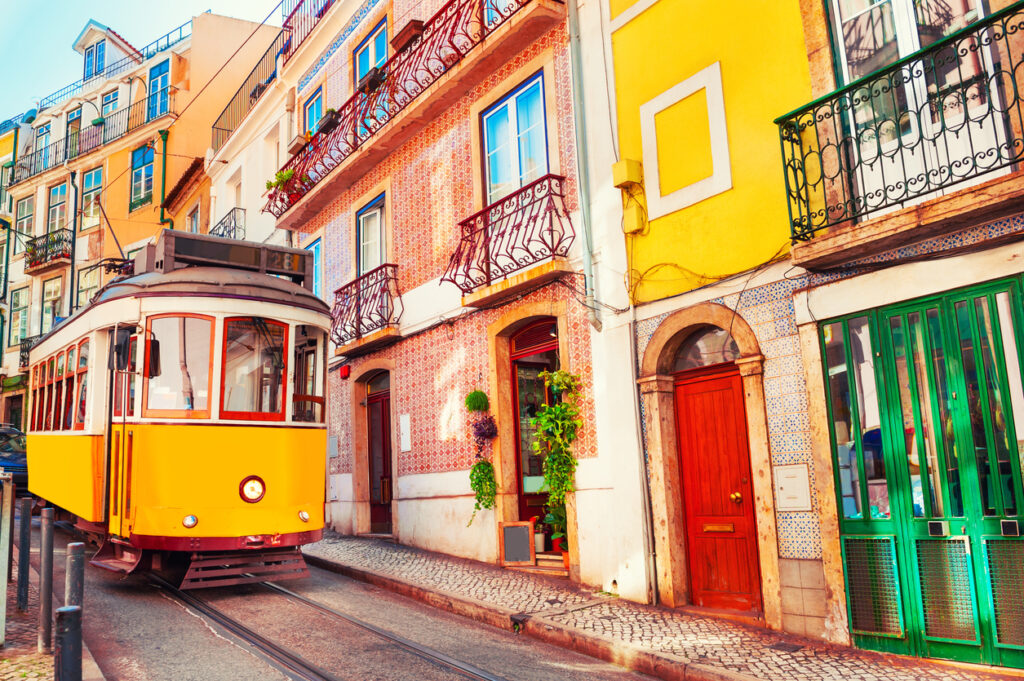 Lissabon, die strahlende Hauptstadt Portugals, verführt mit ihrem charmanten Altstadtviertel, den farbenfrohen Azulejos-Fliesen, den melodischen Klängen des Fado und den beeindruckenden Ausblicken von ihren sieben Hügeln.