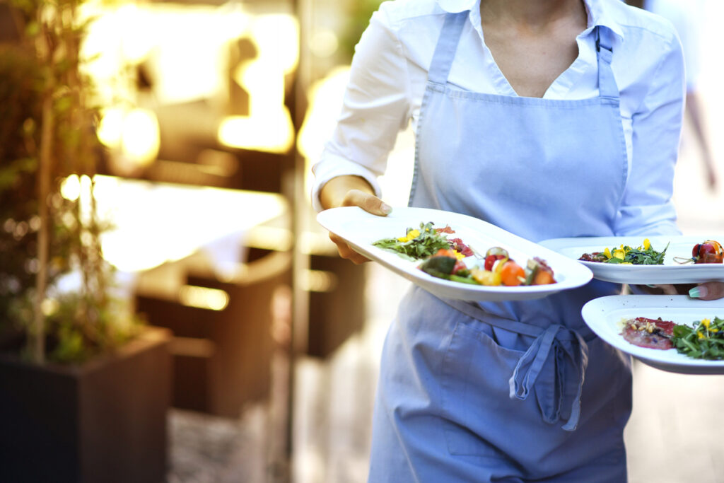 Die badische Küche ist geprägt von ihrer regionalen Vielfalt und Saisonabhängigkeit, die sich in einer Fülle von schmackhaften, bodenständigen und gleichzeitig raffinierten Gerichten wie Maultaschen, Flädlesuppe oder Schwarzwälder Kirschtorte widerspiegelt.