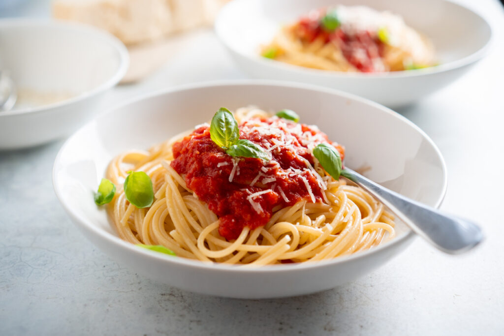 Beim Kochen für Kleinkinder ist es auch möglich, klassische Gerichte anzupassen. Zum Beispiel kann man Spaghetti mit einer milden Tomatensauce und viel Gemüse zubereiten, was sowohl nahrhaft als auch kindgerecht ist.