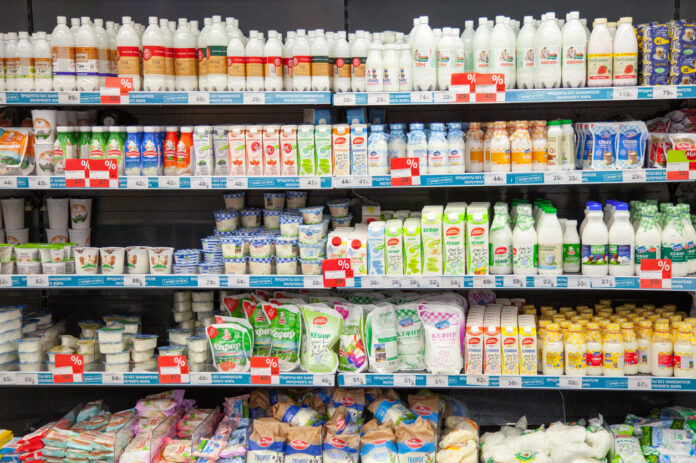 Ein Regal mit Milchprodukte im Supermarkt.
