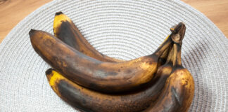 Ein Teller mit überreifen braunen Bananen.