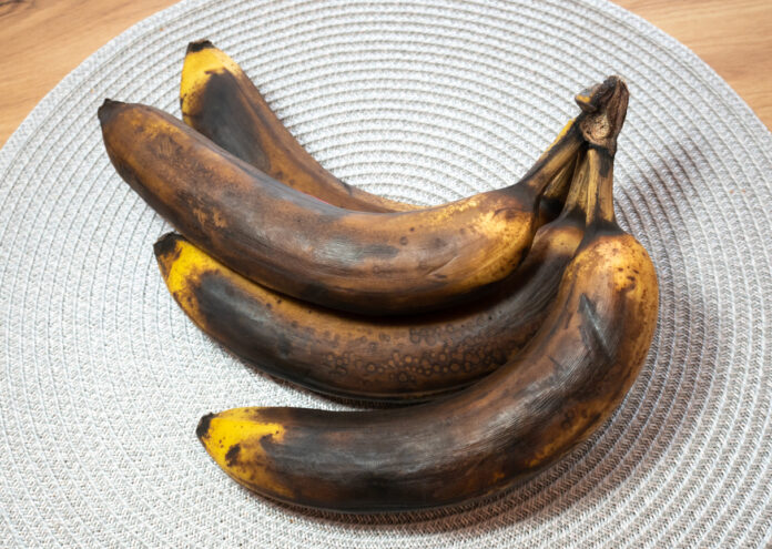 Ein Teller mit überreifen braunen Bananen.