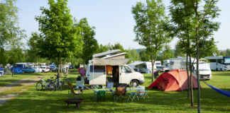 Ein Campingwagen auf dem Campingplatz.