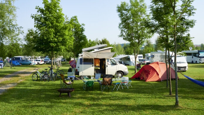 Ein Campingwagen auf dem Campingplatz.